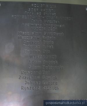 We wnętrzu repliki jest tabliczka z nazwiskami pracowników zaangażowanych w rekonstrucję Łosia. Fot. Adam Cyło