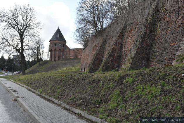 Są pieniądze na dalszą konserwację muru oporowego okalającego opactwo w Jarosławiu