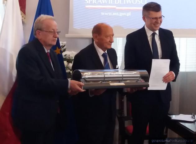 Od lewej prof. Włodzimierz Choroński, prezydent Tadeusz Ferenc, wiceminister Marcin Warchoł z modelem kolejki monorail. Fot. ac