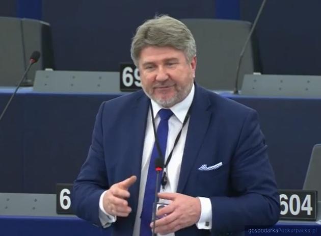 Poseł Bogdan Rzońca podczas posiedzenia Parlamentu Europejskiego