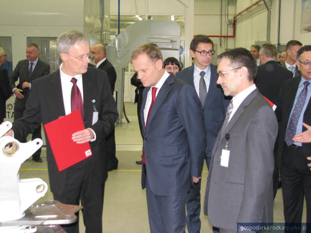 Od lewej Jan Sawicki, dyrektor naczelny UTC Aerospace Systems, premier Donald Tusk i Sylwester Koziłe, dyrektor zakłądu w Rzeszowie. Fot. Adam Cyło