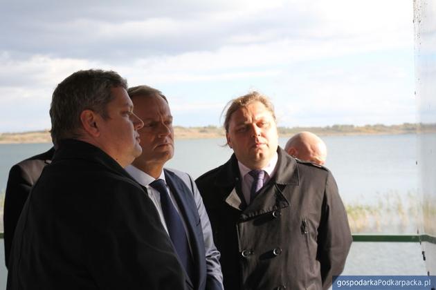 Nad Jeziorem Tarnobrzeskim. Od lewej prezydent Norbert Mastalerz, premier Donald Tusk i starosta tarnobrzeski Krzysztof Pitra. Fot. Dariusz Bajor