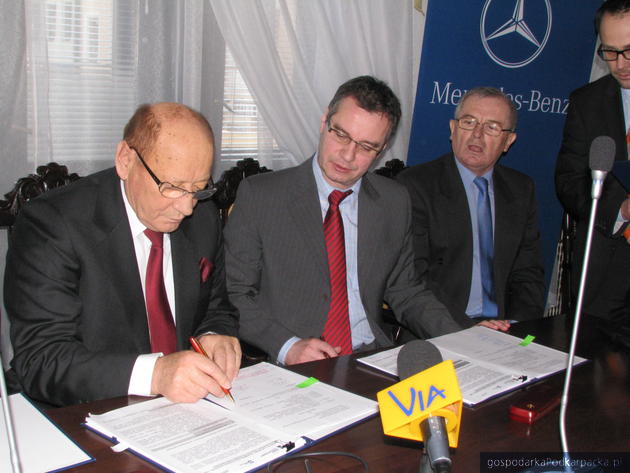 Prezydent Tadeusz Ferenc podpisuje umowę z przedstawicielami Evo Bus. Fot. Adam Cyło