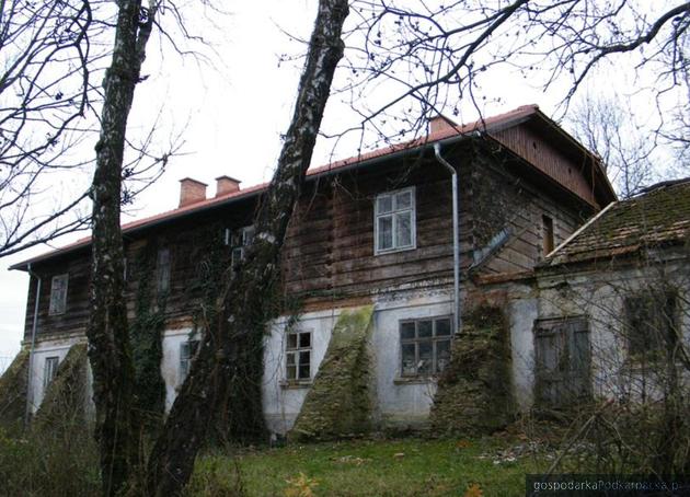 Dwór z XIX wieku w Pruchniku ma już nowy dach