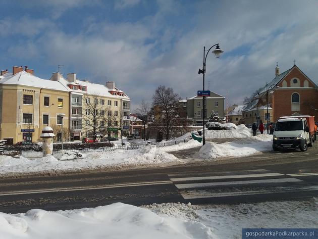 Śnieg cały czas zalega na ulicach i chodnikach podkarpackich miast