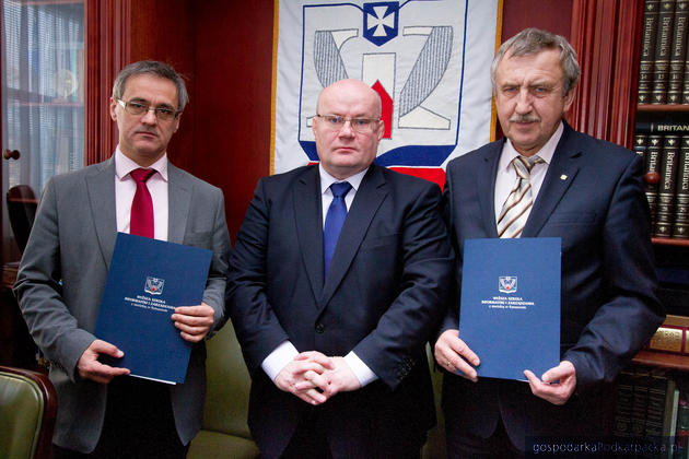 Od lewej prezes Cezary Kubicki, prezydent Andrzej Szlęzak i rektor Tadeusz Pomianek