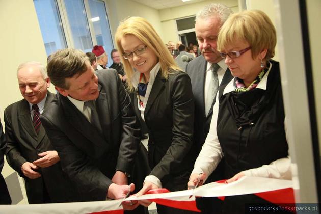 Od lewej poseł Andrzej Szlachta, dyrektor Janusz Solarz, wicewojewoda Alicja Wosik, marszałek Mirosław Karapyta, przewodnicząca sejmiku Teresa Kubas-Hul. Fot. Archiwum