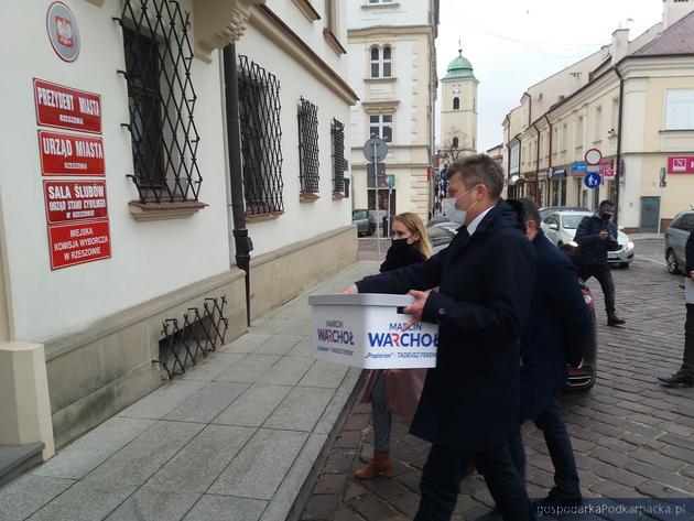 Marcin Warchoł dostarcza podpisy do Miejskiej Komisji Wyborczej w Rzeszowie. Fot. Adam Cyło