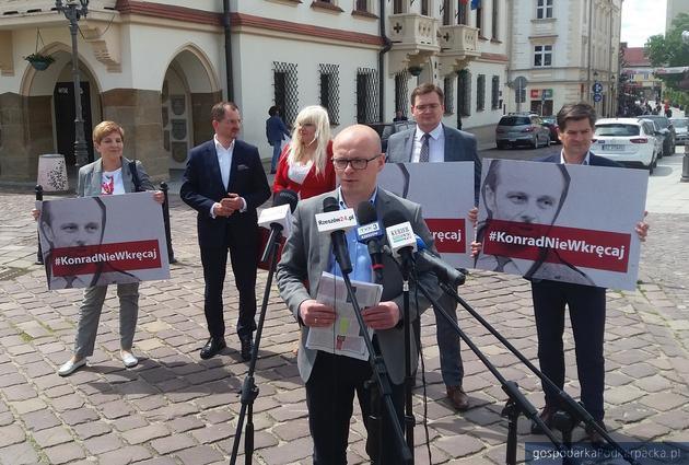 Radni PiS krytykują Konrada Fijołka: #KonradNieWkręcaj