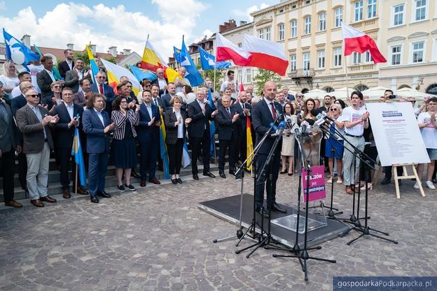 Samorządowcy z wielu regionów Polski z deklaracjami poparcia dla Konrada Fijołka