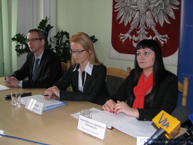 Od lewej Marcin Krawczyk z UKE, wicewojewoda Alicja Wosik i wojewoda Małgorzata Chomycz-Śmigielska. Fot. Adam Cyło