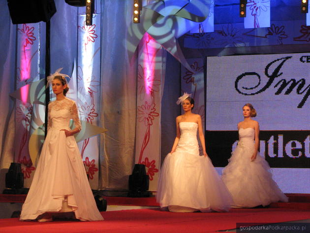 Modelki z Millnium Model prezentują suknie ślubne z salonu Impresja. Fot. Adam Cyło