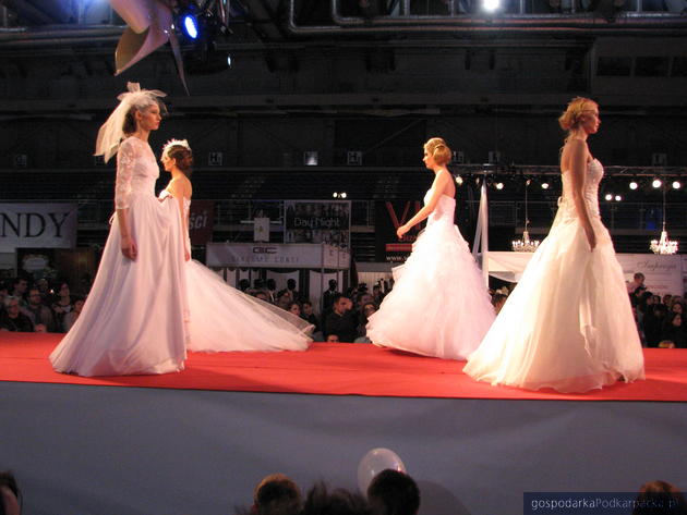 Modelki z Millenium Model prezentują suknie ślubne z salonu Impresja. Fot. Adam Cyło