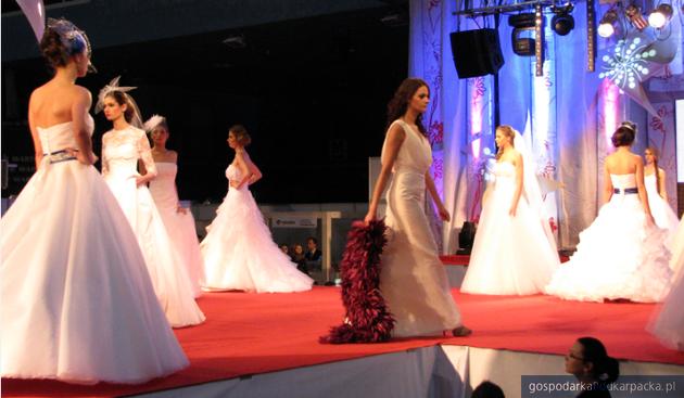 Suknie z salonu Impresja prezentowane przez modelki z Millenium Model. Fot. Adam Cyło