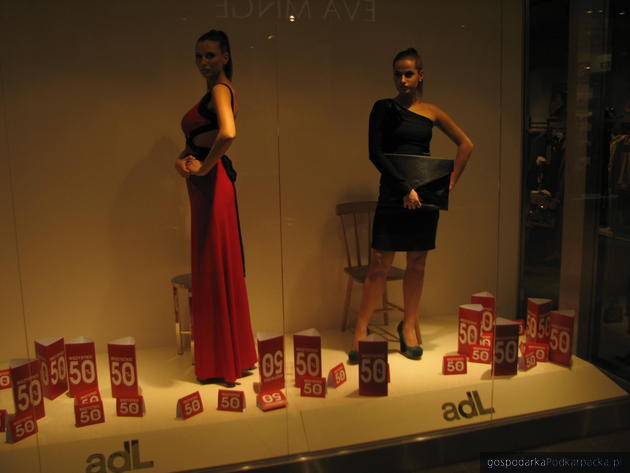 Modelki prezentują kolekcję adL na witrynie sklepu w Galerii Rzeszów. Fot. Adam Cyło