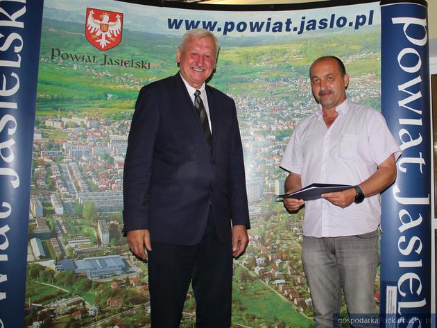 Od lewej starosta Adam Pawluś i szef Energodomu Zbigniew Gotfryd. Fot. powiat jasielski