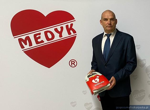 Wczoraj defibrylator AED firmy Schiller otrzymało Bieszczadzkiego Wodne Ochotnicze Pogotowie Ratunkowe. Odebrał je prezes Artur Szymański