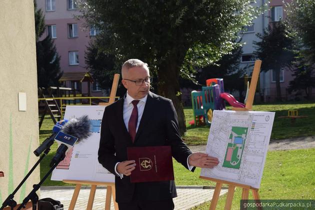 Bogusław Kmieć, burmistrz Sędziszowa Małopolskiego prezentuje plany żłobka