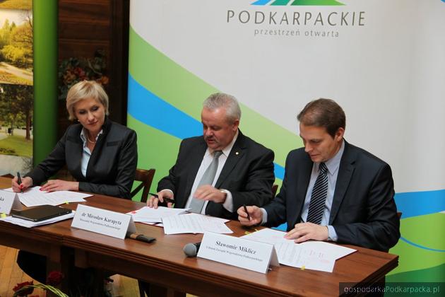 Od lewej wiceminister Urszula Pasławska, marszałek Mirosław Karapyta i czlonek zarządu województwa Sławomir Miklicz. Fot. Adam Cyło