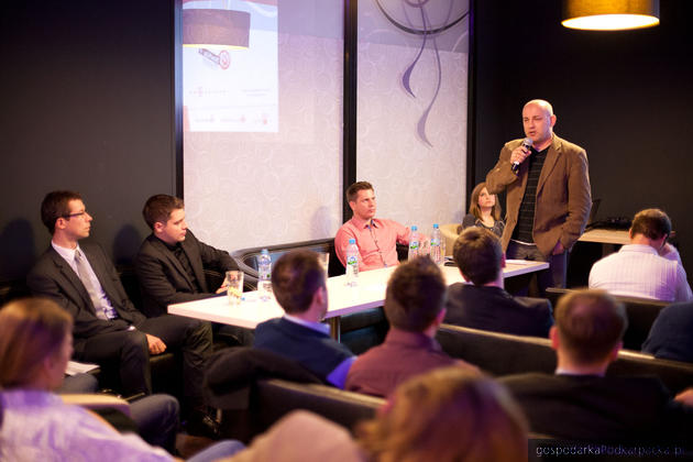 W poprzedniej edycji StartUp Mixera biznesowe pomysły oceniali dr Grzegorz Hajduk (pierwszy z lewej) i dr Dariusz Tworzydło. Fot. AIP