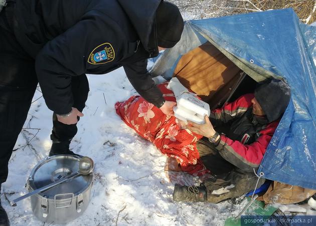Strażnicy miejscy uratowali życie bezdomnemu, który spał w pergoli obok bloku