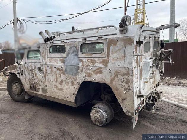 Rosyjski pojazd wojskowy uszkodzony przez ukraińską w rejonie Czernihowa
