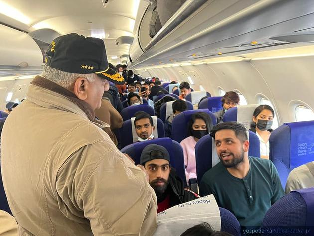 Generał Singh w samolocie ze studentami