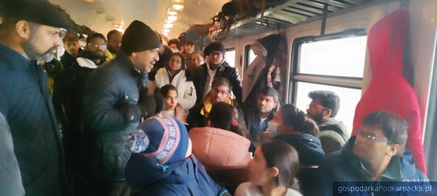 Ambasador Indii na Ukrainie w pociągu ze studentami z Sum 
