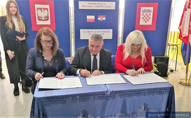 Za stołem od lewej: wiceprezydent Krystyna Stachowska, konsul Paweł Włodarczyk i dyrektor Grażyna Szarama