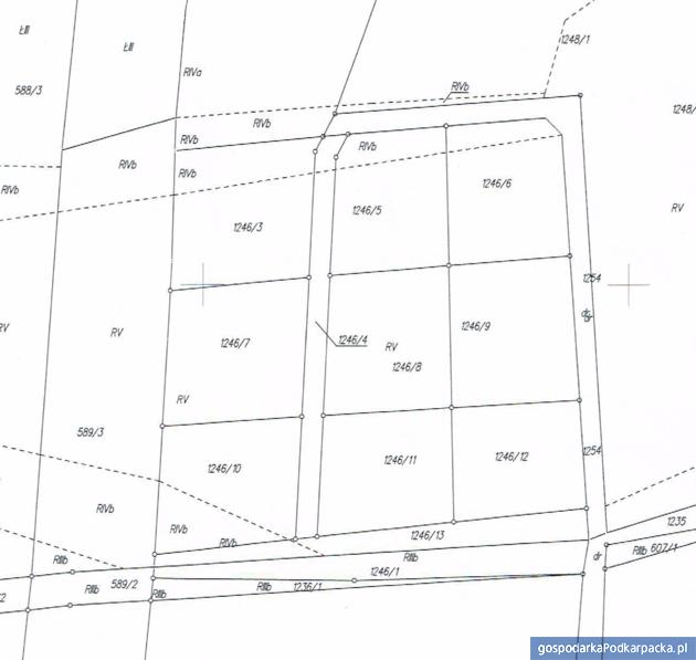 9 działek po 10 arów, łącznie 94 ary. Działka przy drodze asfaltowej, 1 km od cukrowi Ropczyce. Tel.  698-238-992 