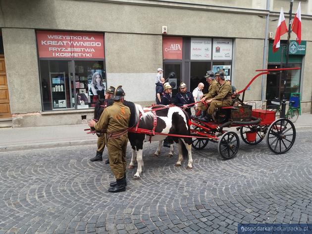 Parada zabytkowych aut strażackich w Rzeszowie