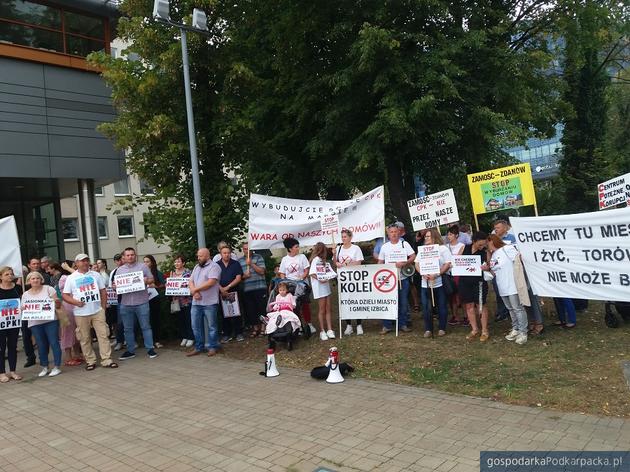 Protest przeciwko budowie torów w Jasionce pod Urzędem Marszałkowskim - Stop CPK