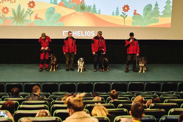 Filmowy poranek z psami ratownikami – w Heliosie
