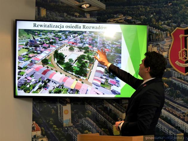 Prezydent Lucjusz Nadbereżny pokazuje wizualizację rynku w Rozwadowie. Fot. stalowawola.pl 