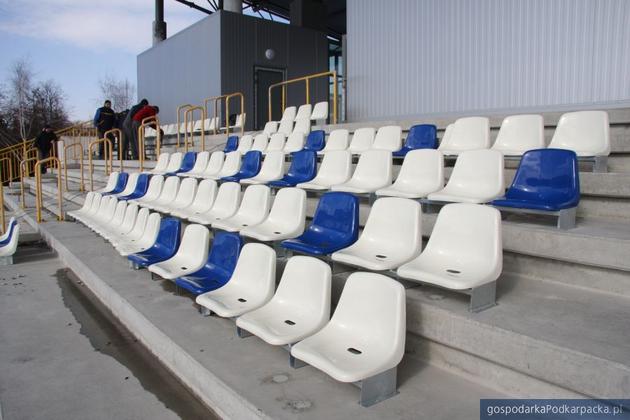 Montaż krzesełek na mieleckim stadionie