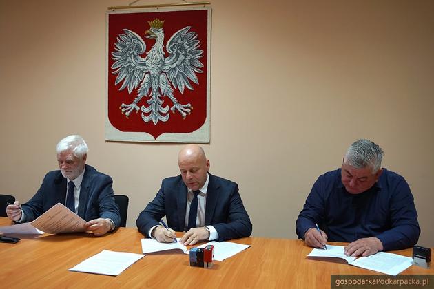 Umowa na budowę kompleksu sportowego przy Zespole Szkół w Rudniku nad Sanem podpisana