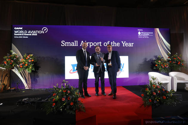Michał Tabisz, wiceprezes Portu Lotniczego Rzeszów Jasionka odbiera nagrodę Small Airport of the Year