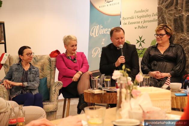 Od lewej Małgorzata Szepelak, Małgorzata Matwiej, ks. Tomasz Nowak, Anna Kasiuk