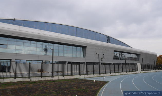 Wielki zgrzyt na zakończenie budowy nowej hali sportowej MOSiR w Mielcu
