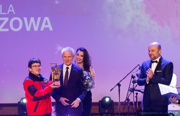 Założycielka Storatu Marta Gutowska odbiera statuetkę z rąk Andrzeja Deca, przewodniczącego Rady Miasta Rzeszowa.