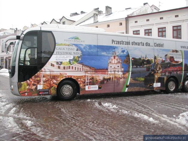 Autobus oklejony jest zdjęciami głównych atrakcji Podkarpacia. Fot. Adam Cyło