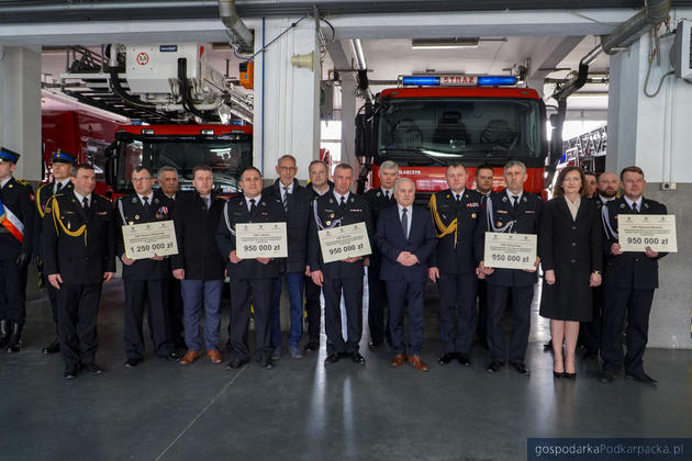 Promesy dla straży pożarnych w powiatu rzeszowskiego na zakup nowych wozów