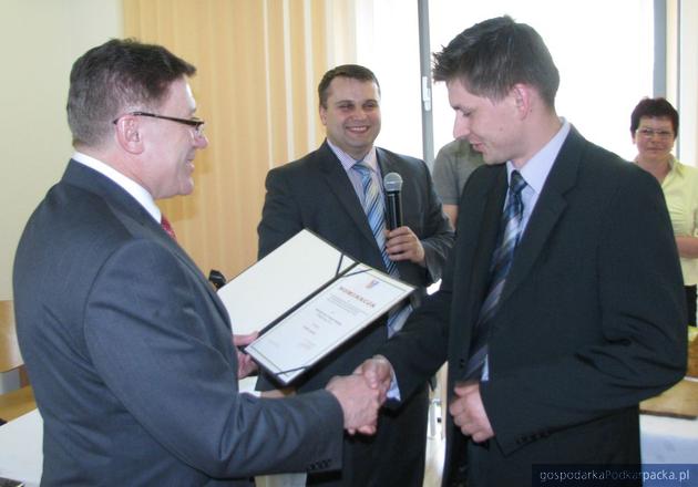 Dyplom odbiera przedstawiciel ZM Taurus z Pilzna. Fot. Adam Cyło