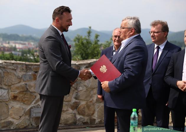 Od lewej burmistrz Sanoka Tomasz Matuszewski i minister infrastruktury Andrzej Adamczyk. Fot. Ministerstwo Infrastruktury  