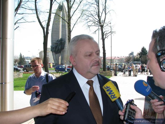 Marszalek Mirosław Karapyta przed Urzędem Marszałkowskim. Fot. Adam Cyło
