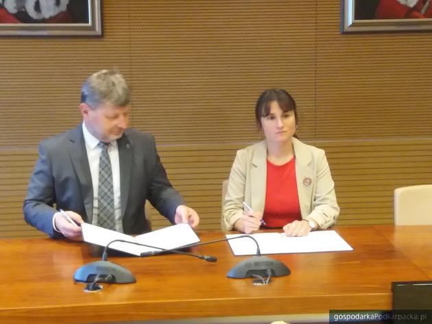 Prof. Piotr Koszelnik i Honorata Hencel podpisują umowę