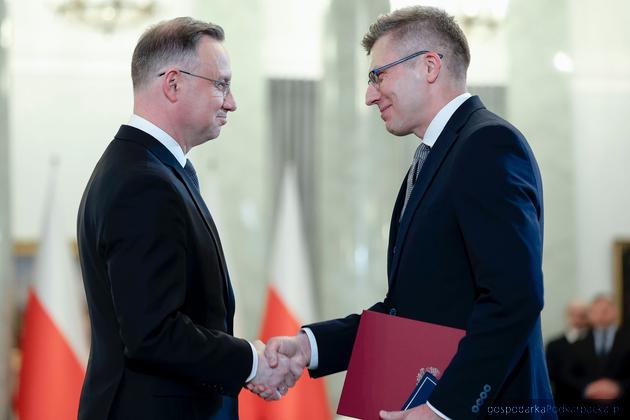 Prezydent Andrzej Duda (z lewej) wręcza nominację ministrowie Marcinowi Warchołowi. fot. KPRM