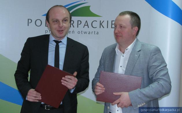 Od lewej Konrad Fijołek, dyrektor Wojewódzkiego Urzędy Pracy w Rzeszowie i Mirosław Hiszpański, prezes Instytutu Badawczo-Szkoleniowego z Olsztyna.