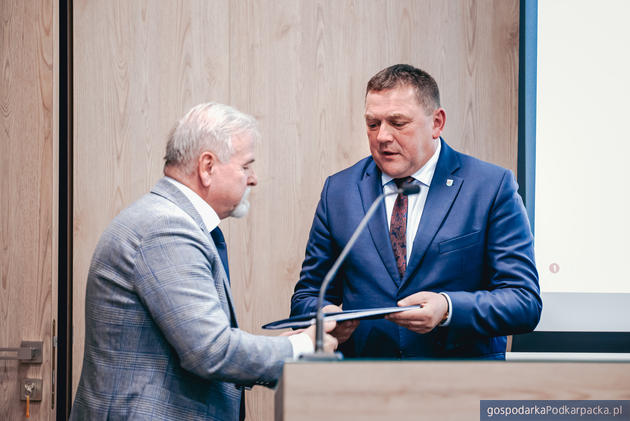 Od lewej starosta Marek Sitarz i przewodniczący Rady Powiatu Tomasz Wojton