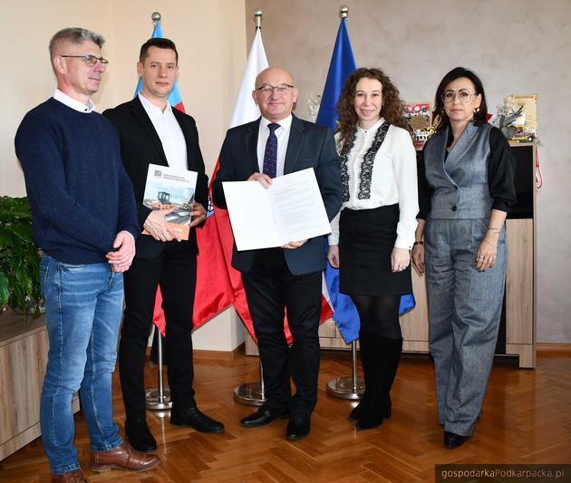 Umowa na budowę strategicznej drogi Jedlicze-Potok podpisana